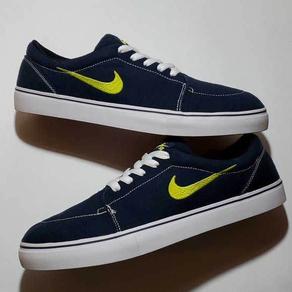 navy blue and lime green nike shoes